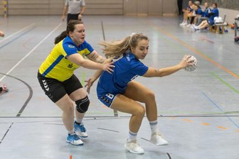 Handball: Herber Rückschlag für Annaberger Frauen gegen Aue - Die Auerinnen um Lena Richter (r.) spielten mit der HCAB-Defensive (mit Susann Görg) Katz und Maus.