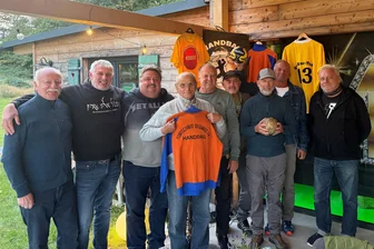 Handball historisch: Als die Oelsnitzer „Freizeitsportler mit ihren Bierbäuchen“ Wismut Aue demütigten - Seit 45 Jahren sind die Oelsnitzer Oldies vereint. Ein Teil der einstigen Mannschaft der BSG Fortschritt traf sich am Samstagabend in Ebersbach.