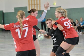Handball: HSG Langenhessen/Crimmitschau krönt starken Saisonstart mit Derbysieg gegen den BSV Sachsen Zwickau II - In dieser Szene hat Ella Klemm (rechts) zwar Nena Mühlmann gut im Griff, insgesamt aber setzte sich die HSG Langenhessen/Crimmitschau zu oft gegen die Abwehr des BSV II durch.