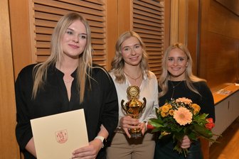 Handball: HSG Langenhessen/Crimmitschau startet mit besonderem Pokal ins erste Spiel des neuen Jahres - Tina Mühlmann, Ellen Jarschel und Linda Krämer (von links) nahmen am Mittwochabend für die HSG Langenhessen/Crimmitschau den Pokal als Mannschaft des Jahres in Werdau entgegen.