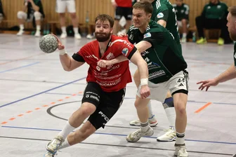 „Handball im Schlafwagen-Modus“: Nach Heimpleite des HC Glauchau/Meerane hagelt es harte Kritik - Hagen Ludwig (links) und der HC Glauchau/Meerane zeigten am Samstag zu wenig Torgefahr.