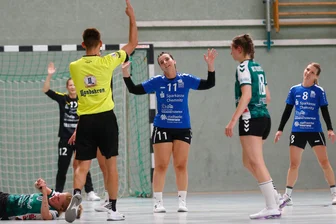 Handball: Im Stile einer Vollblut-Offensivkraft – Abwehrspezialistin wirft HC Glauchau/Meerane zum Heimsieg - Janett Schneider (Nr. 11, hier im Heimspiel gegen Fraureuth) ist normalerweise eher in der Defensive des HC Glauchau/Meerane eine Stütze, erzielte aber nun ein ganz wichtiges Tor.
