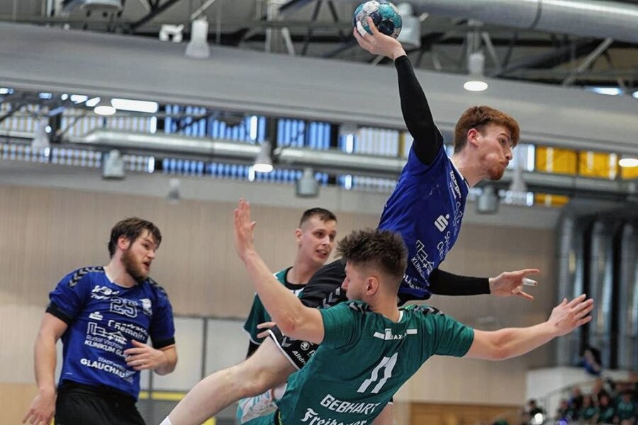 Handball in Glauchau: Im Topspiel gibt es am Samstag ein Familienduell - Tim Esche (am Ball) spielt im Rückraum des HC Glauchau/Meerane. Er freut sich auf ein Heimspiel gegen den Spitzenreiter und ein Duell gegen seinen Bruder. 