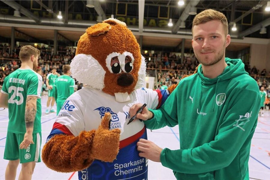 Handball in Glauchau und Meerane: Maskottchen hilft als Osterhase - Das HC-Maskottchen hat im Februar 2020 mit Nationalspieler Philipp Weber in die Kamera gelächelt. 
