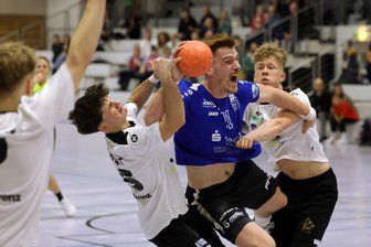 Handball in Glauchau: Warum sich zwei Schiedsrichterinnen den Frust der Fans zuziehen und der Hallensprecher aus Selbstschutz seinen Platz räumt - Viele harte Zweikämpfe hat es in der Sachsenlandhalle in Glauchau gegeben: Für HC-Spieler Tim Esche (blaues Trikot) war die Partie nach der dritten Zeitstrafe vorzeitig beendet.