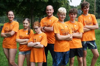 „Handball ist die Sprache“: 49 Campteilnehmer aus Tschechien und Deutschland wachsen im Vogtland zusammen - Ein Teil des Handball-Camps 2025: Betreuer Falk Stöhr (Mitte) und Trainerin Kateřina Dufkova (links) neben zwei tschechischen Mädchen und drei deutschen Jungs.
