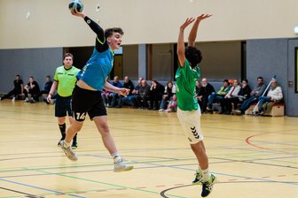 Handball: Junioren des TSV Fortschritt Mittweida mischen an der Spitze mit - Hannes Schwentke (l.) erzielte in Claußnitz 8 Tore für die Mittweidaer. Er führt mit 81 Treffern aus 7 Partien momentan die Torschützenliste der Staffel an.