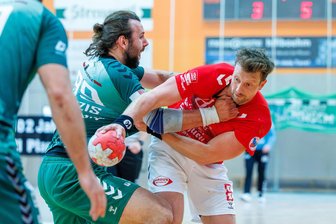 Handball: Letztes Heimspiel des HC Einheit Plauen wird zur erwartet emotionalen Angelegenheit - Maximilian Krüger (rechts) bestritt am Samstag nach 15 Jahren sein letztes Spiel für die erste Mannschaft des HC Einheit Plauen.