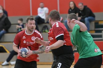 Handball: Machbare Pokalaufgaben für den ZHC Grubenlampe und den HC Pleißental - Torsten Koska (am Ball) und die Handballer des ZHC Grubenlampe fahren am Sonntag als Favorit nach Chemnitz.
