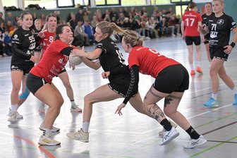 Handball: Meister aus Westsachsen hält die Spannung weiter hoch - Für Isabell Dosdall (am Ball) und die HSG Langenhessen/Crimmitschau wurde es im letzten Heimspiel der Verbandsliga zwar spannend, am Ende aber stand ein knapper Sieg gegen Glauchau/Meerane zu Buche.