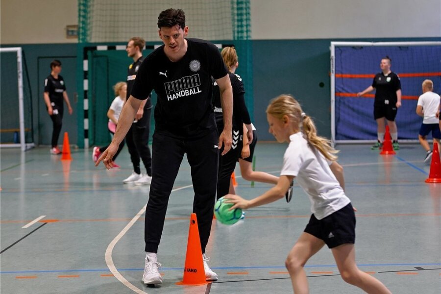 Handball-Nationalspieler trainiert mit Kindern aus Grüna - Simon Ernst beim Training mit dem Nachwuchs. 