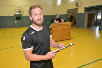 Handball: Neu formierte Zwönitzer Mannschaft feiert ersten Sieg - Der neue Zwönitzer Coach, Tony Kinder, kann zufrieden mit dem ersten Auftritt seiner Sieben sein.