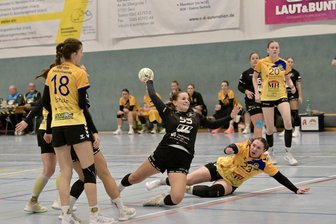 Handball: Nur die Anfangsphase gehört bei der HSG Langenhessen/Crimmitschau den Gästen - Julia Kaden (Mitte) steuerte am Sonntag vier Tore zum Heimsieg der HSG-Handballerinnen gegen Bischofswerda bei.