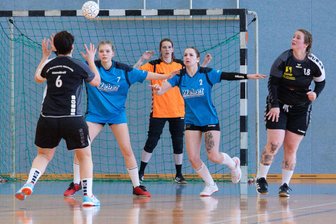 Handball: Oberland-Frauen feiern denkbar knappen Heimsieg - Die Oberländerinnen Emma Hammer, Nancy Stawrakakis und Michelle Köster (von links) erwarten einen Torwurf der Mittweidaerin Susann Podzimek (links). Rechts Jana Alberts (Mittweida).