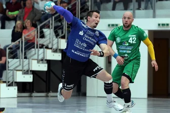Handball-Oberliga: Deshalb muss der HC Glauchau/Meerane zum Saisonstart zweimal auswärts antreten - Die Fans des HC Glauchau/Meerane müssen sich bis zum 16. September gedulden, ehe sie mit Vaclav Klimt (am Ball) und Co. in einem Heimspiel in der Mitteldeutschen Handball-Oberliga mitfiebern können.
