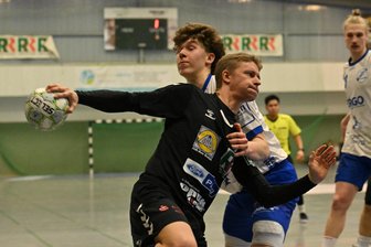 Handball-Oberliga: Heimvorteil nutzt Erzgebirgern wenig - Mit vier Toren war Tom Anger (am Ball) hinter Ondrej Lacina (8) zweitbester Zwönitzer Werfer.