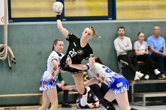Handball-Oberliga: HSG Langenhessen/Crimmitschau tüten Heimsieg gegen Marienberg in der Schlussphase ein - Mit voller Wucht zum Erfolg: Vanessa Brzoska (am Ball) war am Samstag beste HSG-Werferin.