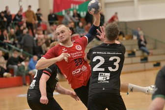 Handball: Oberliga-Mannschaften aus Zwickau und Langenhessen/Crimmitschau lassen in Heimspielen Federn - Vasyl Havryliuk vom ZHC Grubenlampe setzt sich energisch durch. Am Ende jubelte jedoch der Gegner aus Limbach-Oberfrohna.