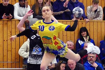 Handball-Oberliga: Marienberger Aufholjagd mit einem Punkt belohnt - Marienbergs Rechtsaußen-Spielerin Lena Kummich traf gegen Weißenborn einmal.