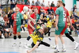 Handball-Oberliga-Teams des SV 04 Oberlosa starten mit Heimniederlagen - Auch die neun Tore von Lukas Meckel (Mitte) konnten die Startniederlage des SV 04 Oberlosa II nicht verhindern.