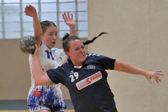 Handball-Oberliga: Torreiches Erzgebirgsderby sieht einen klaren Sieger - Die Schneebergerin Jenny Baumgarten und ihr Team warten weiter auf den ersten Saisonsieg. Gegen Marienberg setzte es eine Niederlage.