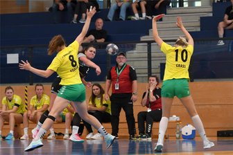 Handball-Oberliga: Weißenerbornerinnen empfangen starken Aufsteiger - In vier Spielen erzielte Sophie Zeller (M.) bislang 22 Treffer für ihr Team. Zuletzt in Markranstädt traf sie 7-mal.