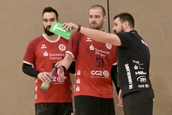 Handball-Oberliga: ZHC Grubenlampe kann im wichtigen Kellerduell jubeln - ZHC-Trainer Alex Musteata fand offenbar die richtigen Worte. Am Ende gewannen Kristian Galia und die Zwickauer Handballer das Kellerduell gegen den HSV Dresden.