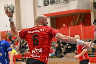 Handball-Oberliga: ZHC Grubenlampe löst Pflichtaufgabe mit Bravour - Der Zwickauer Furak Robert Catalin (am Ball) hat mit zwei Toren zum Sieg beigetragen.