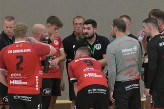 Handball-Oberliga: ZHC Grubenlampe und HSG Langenhessen/Crimmitschau vor Mittelfeldduellen - Können die Zwickauer Handballer um Trainer Alex Musteata (Mitte) nach dem Heimsieg in der Vorwoche gegen Weinböhla nachlegen?