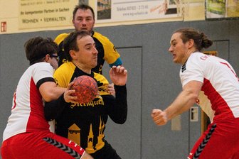 Handball: Oelsnitzer entscheiden Derby in der Regionsoberliga für sich - TSV-Spieler Konrad Grünwald (Mitte) wird hier von Plauens Roman-Marc Sinkule umklammert.