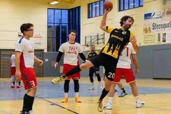 Handball: Oelsnitzer erwarten den Tabellenführer zum Spitzenspiel - Der Oelsnitzer Pierre Weidenmüller (am Ball) und sein Team erwarten am Sonntag Spitzenreiter USG Chemnitz.