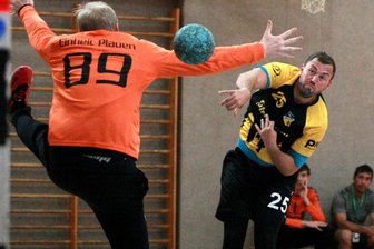 Handball: Oelsnitzer Männer starten mit Niederlagen in die Saison - Auch sieben Treffer von Felix Bechler verhinderten die Oelsnitzer Niederlage nicht.