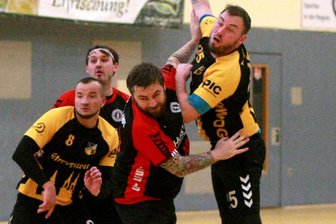 Handball: Oelsnitzer Siegesserie reißt wieder mal im Mittweida - Kaum ein Durchkommen gab es für den Oelsnitzer Felix Bechler (rechts) und seine Teamkameraden in Mittweida.