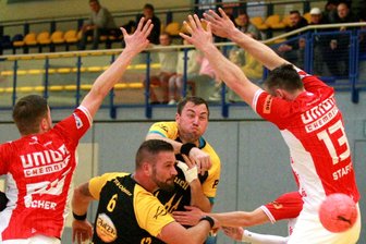 Handball: OVL-Teams müssen auf Reisen gehen - Die Oelsnitzer Felix Bechler (hinten) und David Schmidt müssen mit ihrem Team zum HV Grüna. Foto: Bernd Genßen