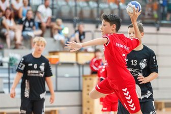 Handball: Plauener Junior-Cup überzeugt als hochklassiges Vorbereitungsturnier - Scott Huster (SpG Oberlosa/Einheit, am Ball) mit Zug zum Tor. Das Bild entstand in der Partie gegen die JSG Altenburger Land.