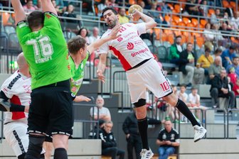 Handball-Regionalliga: HC Einheit mit Tempospiel zum nächsten Sieg? - Das Hinspiel in Plauen gewann der HC Einheit Plauen (am Ball Petr Linhart) gegen die HG Köthen mit 31:28.