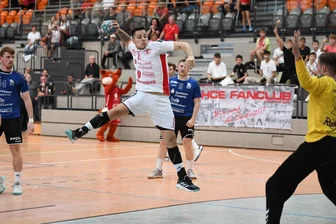 Handball-Regionalliga: HC Einheit Plauen begrüßt Rückkehrer am Kreis - Florian Wokan (am Ball) spielte bereits in der Saison 2023/24 für Einheit - hier im Westsachsen-Derby gegen Glauchau/Meerane.