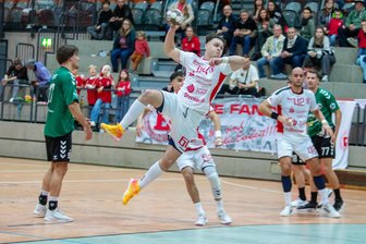 Handball-Regionalliga: HC Einheit Plauen beim Lieblingsgegner - Marcell Szöllösi mit Zug zum Tor.