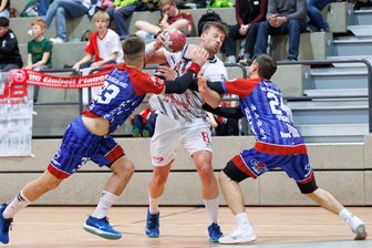 Handball-Regionalliga: HC Einheit Plauen bekommt Lehrstunde erteilt - „Ich will hier durch!“, denkt sich Plauens Maximilian Krüger (am Ball). Er erzielte am Samstag sein 1000. Tor für den HC Einheit.