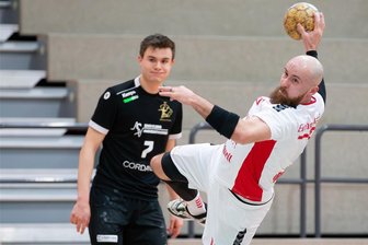 Handball-Regionalliga: HC Einheit Plauen bleibt ungeschlagen - Jakub Sira (Archivbild, am Ball) sorgte kurz vor Schluss dafür, dass der HC Einheit in Aschersleben nicht noch gänzlich leer ausging.