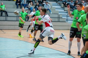 Handball-Regionalliga: HC Einheit Plauen gibt ganz spät den Sieg aus der Hand - Petr Jahn tankt sich durch die Apoldaer Verteidigungsreihe und kommt zum Abschluss.