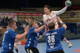 Handball-Regionalliga: HC Einheit Plauen kassiert bittere Niederlage beim Schlusslicht - Einer gegen drei: Plauens Adam Janàsek nimmt Maß.