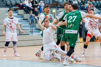 Handball-Regionalliga: HC Einheit Plauen macht „oft einen Schritt zu wenig“ - Einheits David Zbiral wird hier gleich von mehreren Gegenspielern heftig am Wurf gehindert.