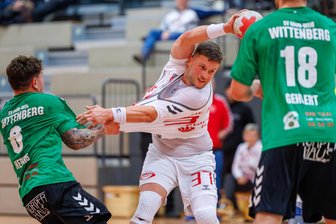 Handball-Regionalliga: HC Einheit Plauen „mit einem weiteren Schritt hinten raus“ - Einheits David Zbiral (Mitte) war von den Wittenbergern kaum zu stoppen.