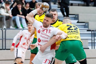Handball-Regionalliga: HC Einheit Plauen ringt den HSV Bad Blankenburg nieder - „Ich will hier durch!“ David Zbiral lässt sich hier nicht aufhalten.