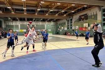Handball-Regionalliga: HC Einheit Plauen verliert beim Meisterschaftsanwärter - Jan Kačín (am Ball) erzielt hier für seinen HC Einheit Plauen bei der 24:28-Niederlage am Samstag beim Tabellenführer NHV Concordia Delitzsch das letzte Tor.