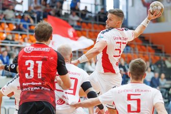 Handball-Regionalliga: HC Einheit Plauen verliert nach Verletzungsschock - Auf David Zbiral (Archivbild, am Ball) wird der HC Einheit Plauen lange verzichten müssen.