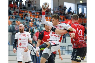 Handball-Regionalliga: HC Einheit Plauen verpasst verdienten Punktgewinn - Plauens Petr Jahn (am Ball) nahm sich den letzten Wurf und scheiterte am Staßfurter Torwart.