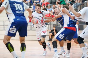 Handball-Regionalliga: HC Einheit Plauen zeigt Schwächen in der Defensive - Petr Jahn (am Ball, hier im Heimspiel gegen Eisenach II) war in Bernburg mit sechs Treffern erfolgreichster Werfer des HC Einheit.