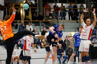 Handball-Regionalliga: HC Glauchau/Meerane bekommt bei Derby-Niederlage gegen Plauen seine Grenzen aufgezeigt - In der Schlussphase vergab der HC mehrere gute Chancen so wie hier Oleh Ivanchenko, der trotzdem gegen Plauen als sechsfacher Torschütze zusammen mit Jannes Kreutz bester Werfer der Hausherren war.